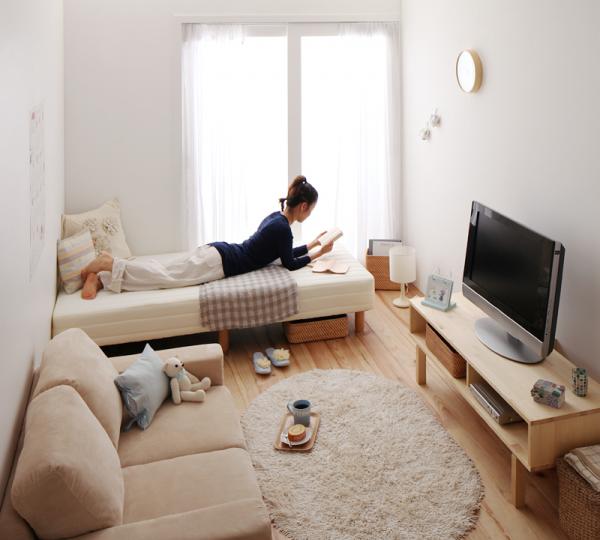 女性がくつろいでいる部屋