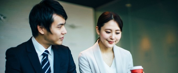 職場内の男女のイメージ画像