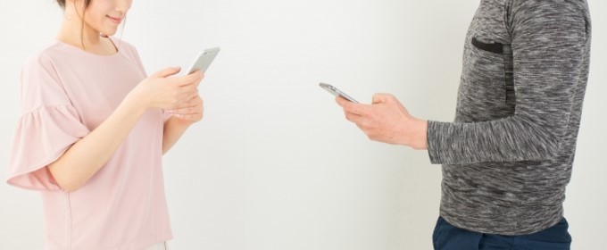 スマホを持つ男女