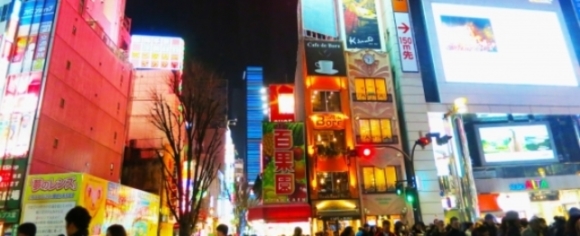 新宿駅　東口付近