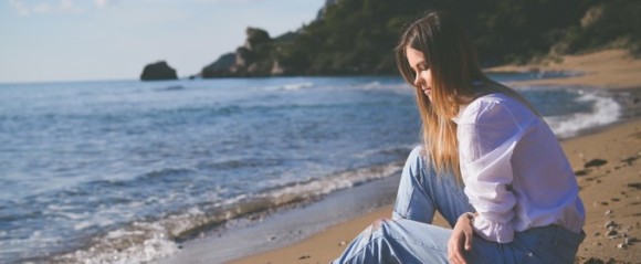 海を眺める女性