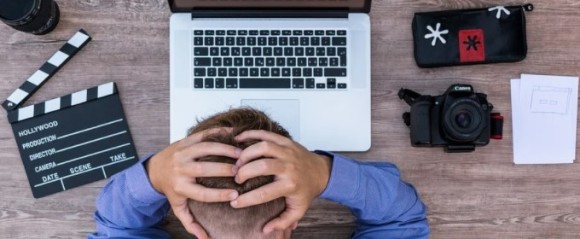 頭を抱える男性