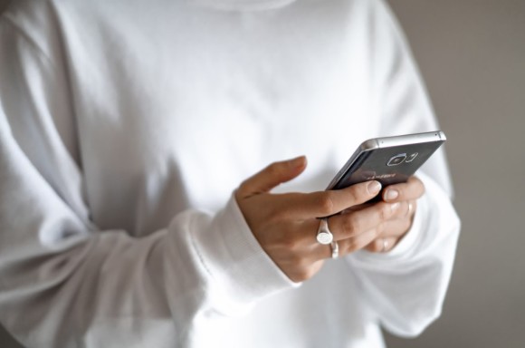 スマホをいじる男性の手