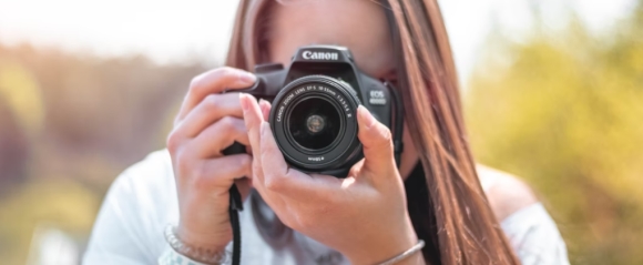 写真を撮影する女性