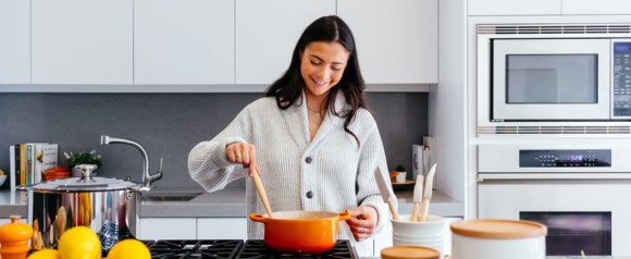 料理を作る女性