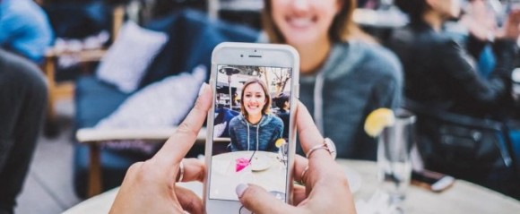 写真に写る女性