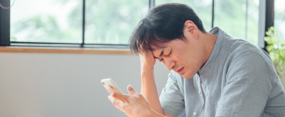 メッセージに悩む男性イメージ