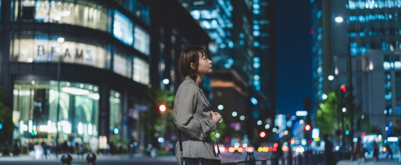 待ち合わせをする女性のイメージ