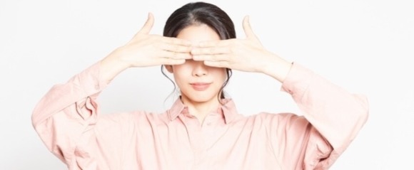 女性が目元を隠している　プライバシー情報のやり取りをしない