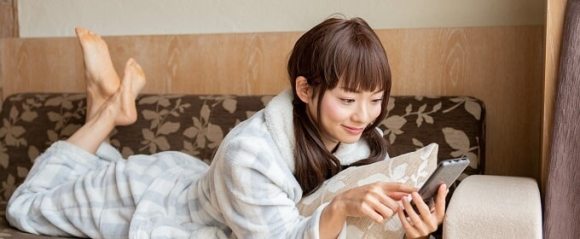 メールを読む女性のイメージ