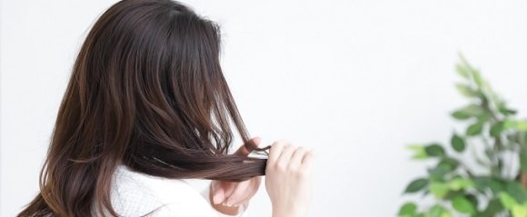 後ろ姿の女性