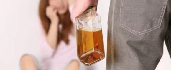 女性に暴力(DV)を振るう男性のイメージ画像