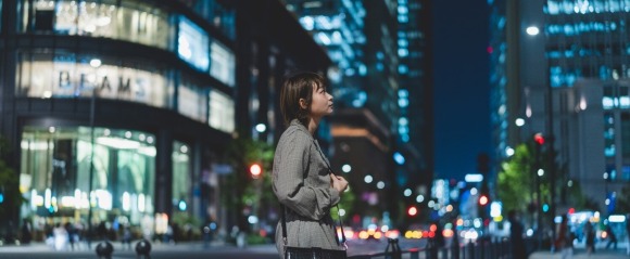 待ち合わせをする女性のイメージ