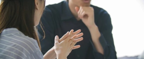 女性の悩みを聞いている男性