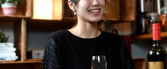 話す女性のイメージ