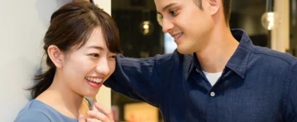 褒める男性と照れる女性のイメージ