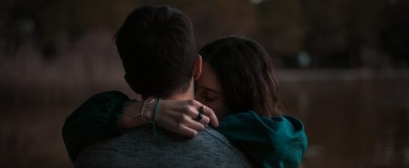 抱き合うイメージ