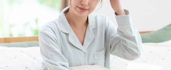 寝ている女性イメージ
