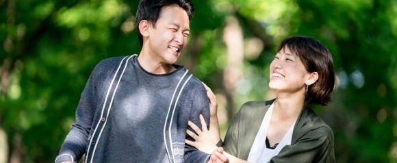 ボディタッチをする男女のイメージ