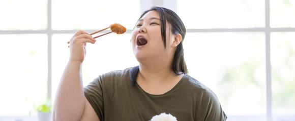 ご飯を美味しそうに食べる女性　ミケポ