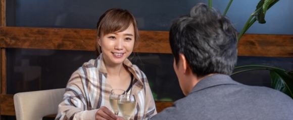 笑顔で相手の目を見て話す