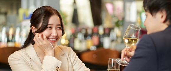 お酒を飲みながら会話を楽しむ男女