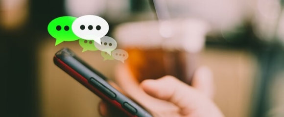 スマホでメッセージでやり取りする