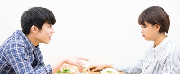喧嘩する男女のイメージ