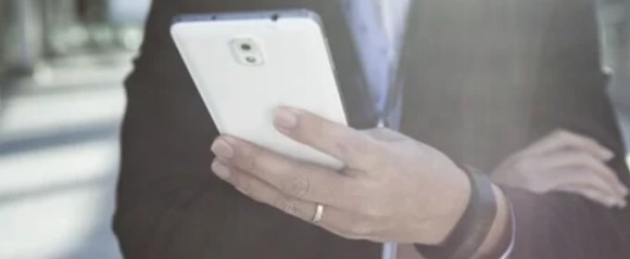 スマホを操作している