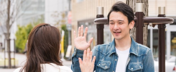 待ち合わせする男女のイメージ