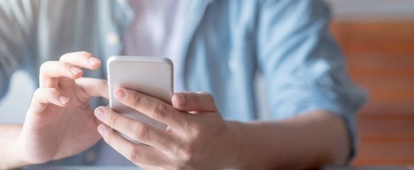 DMがくる男性のイメージ