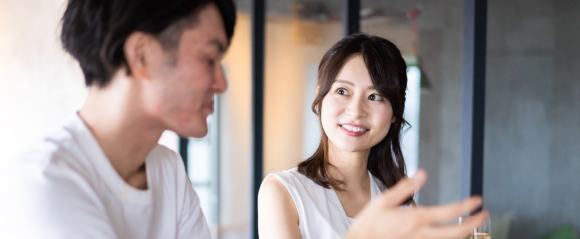 質問する男性と答える女性イメージ