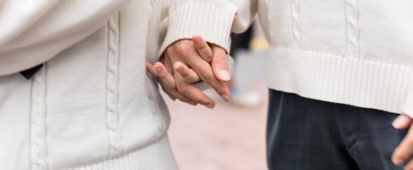 手をつなぐ男女のイメージ