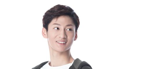 ショートで前髪を上げている男性のイメージ