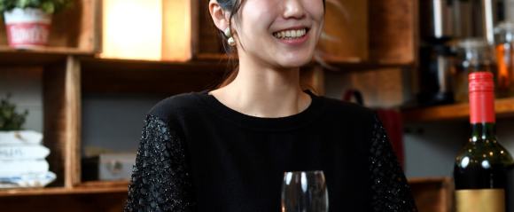 話す女性のイメージ