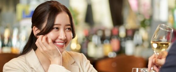 お酒を飲んでる女性イメージ