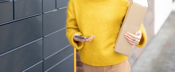 スマホを見ながら移動する女性のイメージ画像