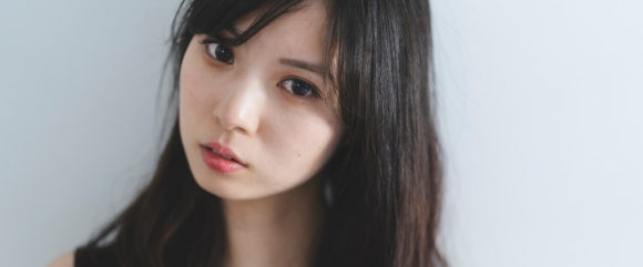 落ち着いた性格で感情的になりにくい女性