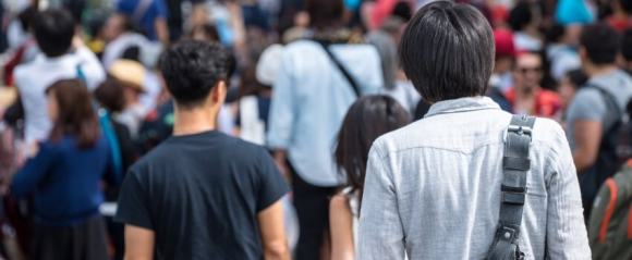 初対面の人に周囲に気をつかう