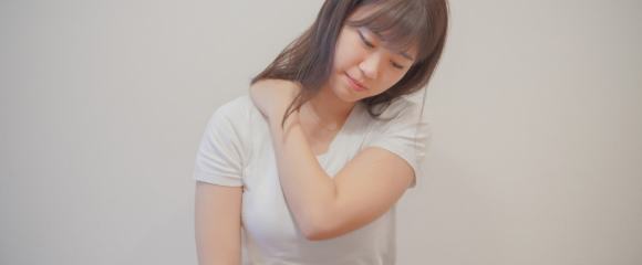 肩こりが酷い女性