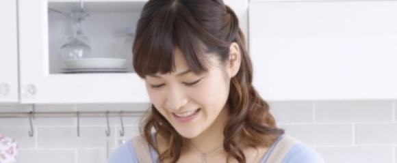 下を向いている女性