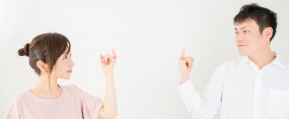 赤い糸で繋がっている男女