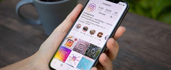インスタグラムを利用する様子
