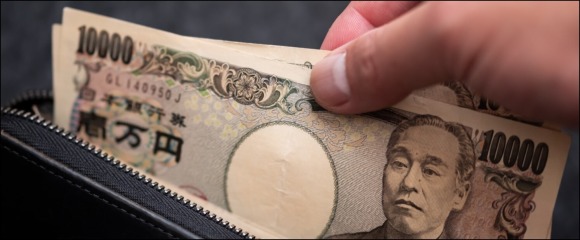 財布からお金を払う男性のイメージ