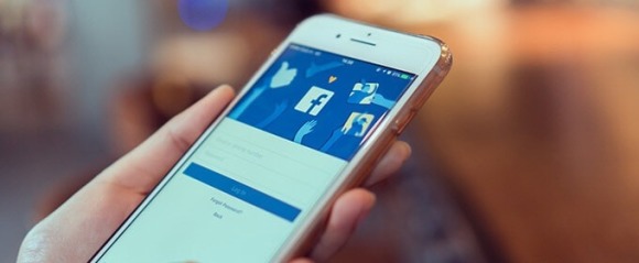 Facebookを利用する様子