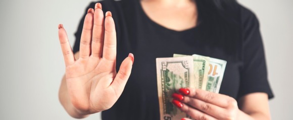お金を断る女性のイメージ