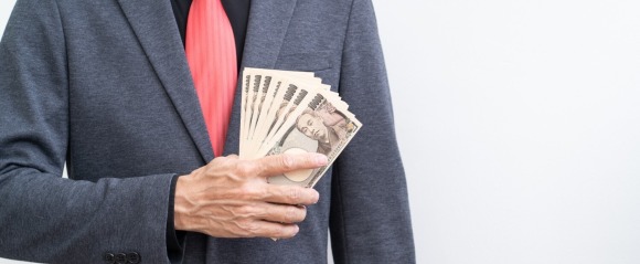 お金を払う男性のイメージ画像