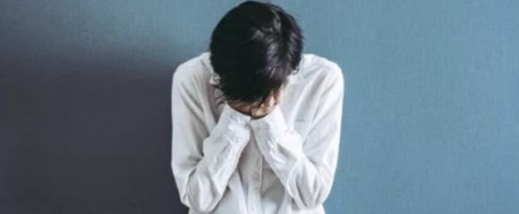 泣いている男性のイメージ画像