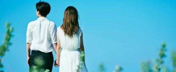 手を繋いでいる男女のイメージ画像