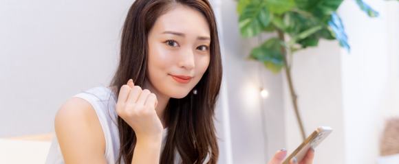 喜ぶ女性のイメージ